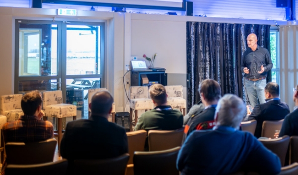 Spreker tijdens een bijeenkomst bij Suplacon