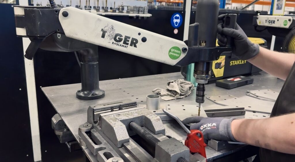 Verspaner tapt schroefdraad in een plaatwerkproduct bij Suplacon